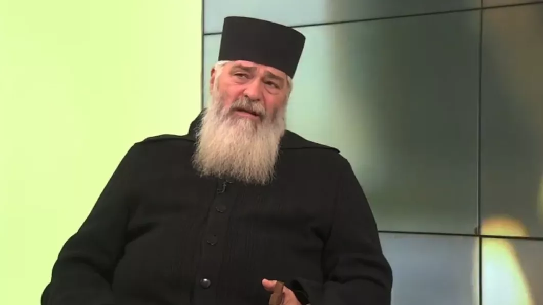 Cum se rugau bătrânii acum zeci de ani Părintele Calistrat Chifan Cumpărau caiețele și scriau de mână rugăciuni - VIDEO