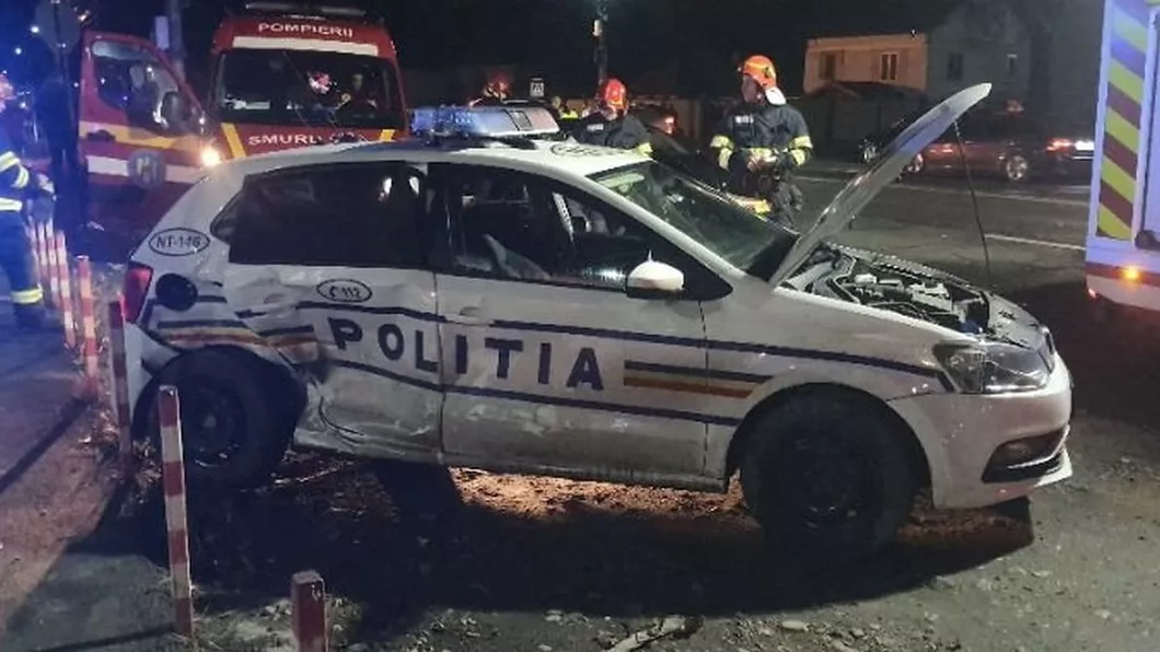 Polițiști răniți într-un accident în Neamţ. Un tânăr cu BMW a lovit autospeciala