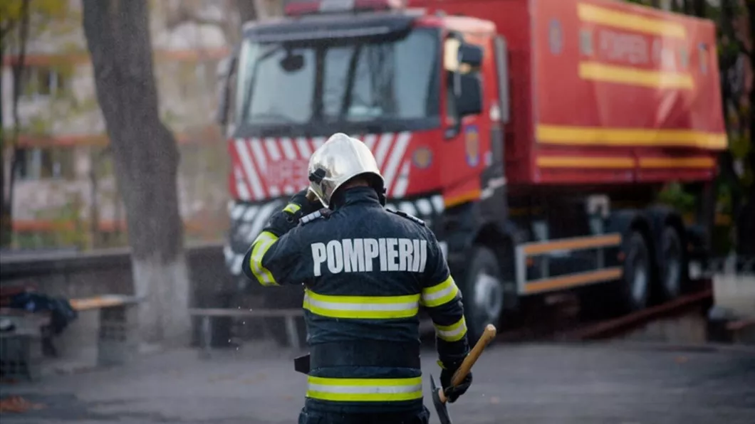Incendiu cu degajări mari de fum într-un apartament din Buziaş. 13 persoane au fost evacuate