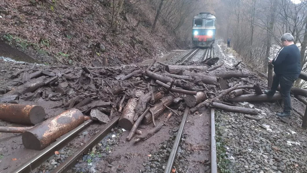 Circulația feroviară blocată în Maramureș din cauza aluviunilor aduse de pe versanți