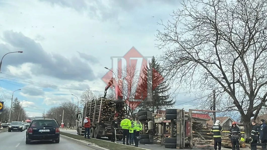 Accident rutier grav la Paşcani. O remorcă încărcată cu lemne s-a răsturnat peste doi pietoni - FOTO VIDEO UPDATE