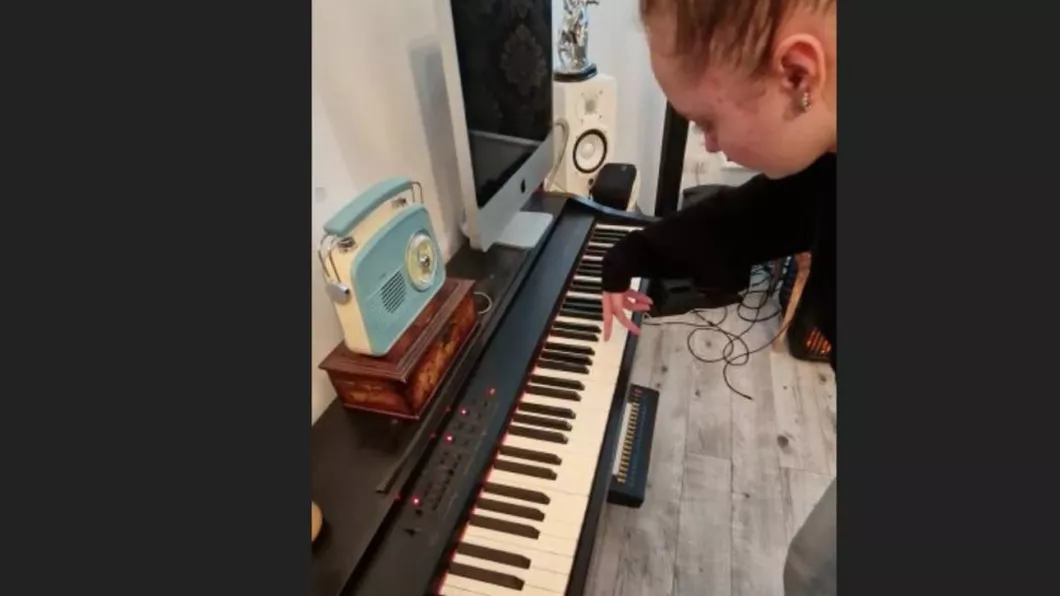 Alexia adolescenta cu ambele brațe replantate de medicii ieșeni cântă la pian