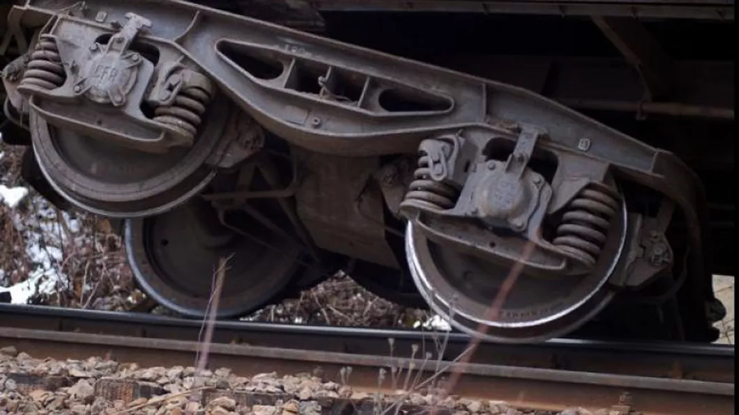 Un vagon al unui tren care transporta tehnică militară a deraiat în judeţul Braşov