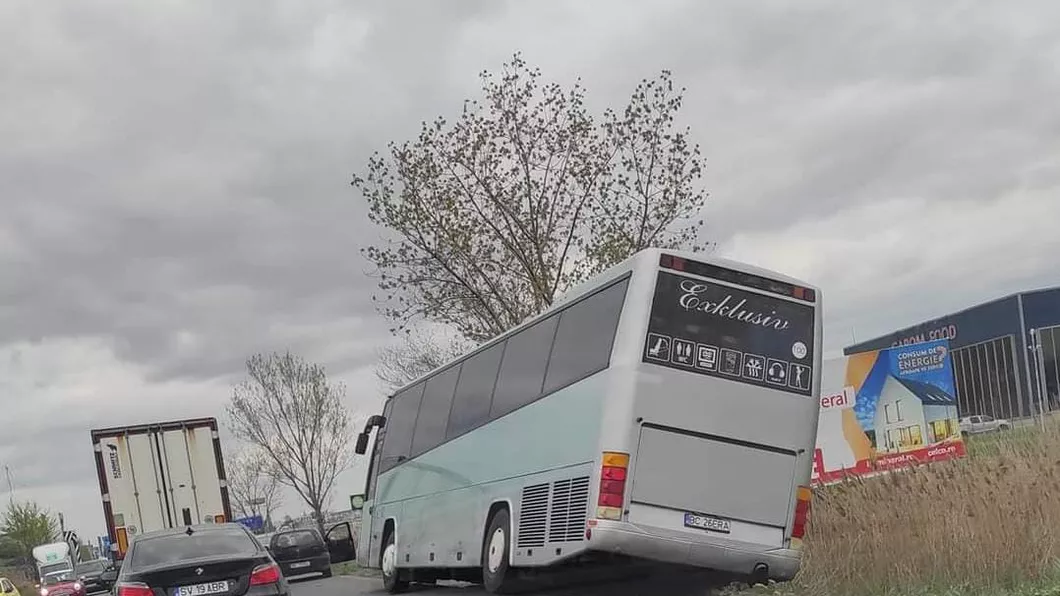 A fost activat planul roşu de intervenţie la Miroslava. Un autocar în care se aflau 47 de copii a intrat în coliziune cu un autoturism - FOTO VIDEO