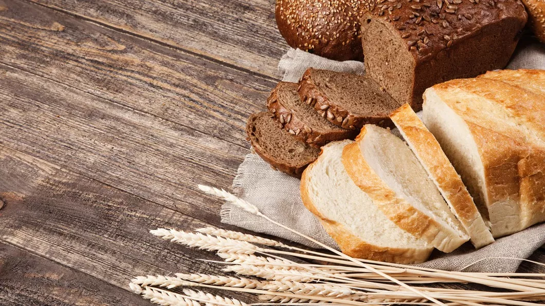 Câte calorii are în realitate o felie de pâine albă sau neagră