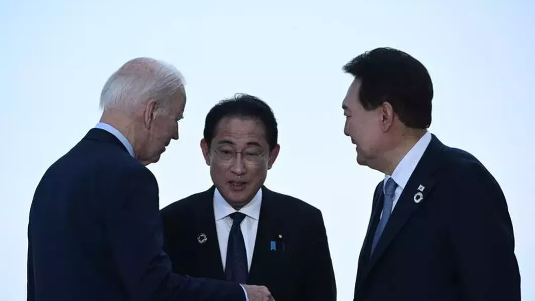 Biden întărește cooperarea militară cu Japonia şi Coreea de Sud. China ironică Vă puteți decolora părul și tunde părul din nas dar nu veți fi niciodată occidentali