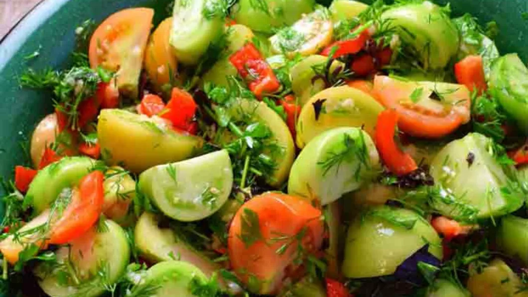 Salată de toamnă cu gogonele. Secrete culinare din rețeta bunicii pentru o salată gustoasă și sănătoasă