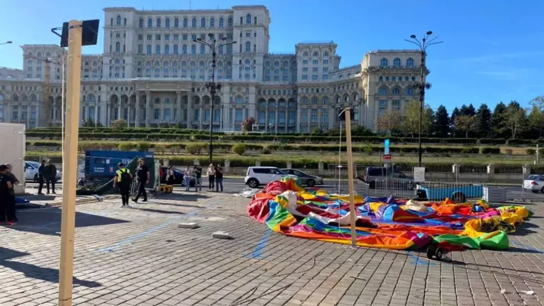 Incident în București. Un tobogan s-a răsturnat peste 12 copii din cauza vântului