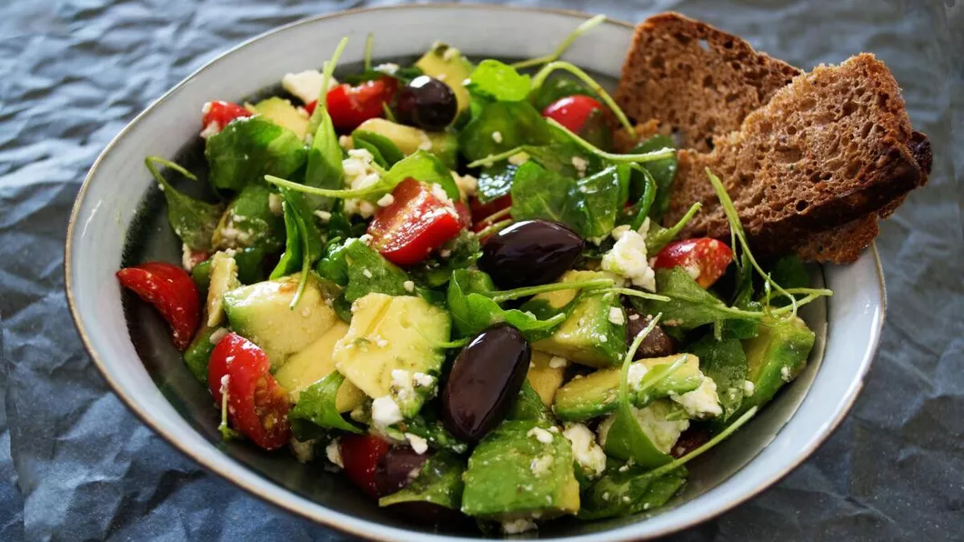 Salată de avocado simplă. O opțiune sănătoasă și gustoasă pentru persoanele care urmează o dietă