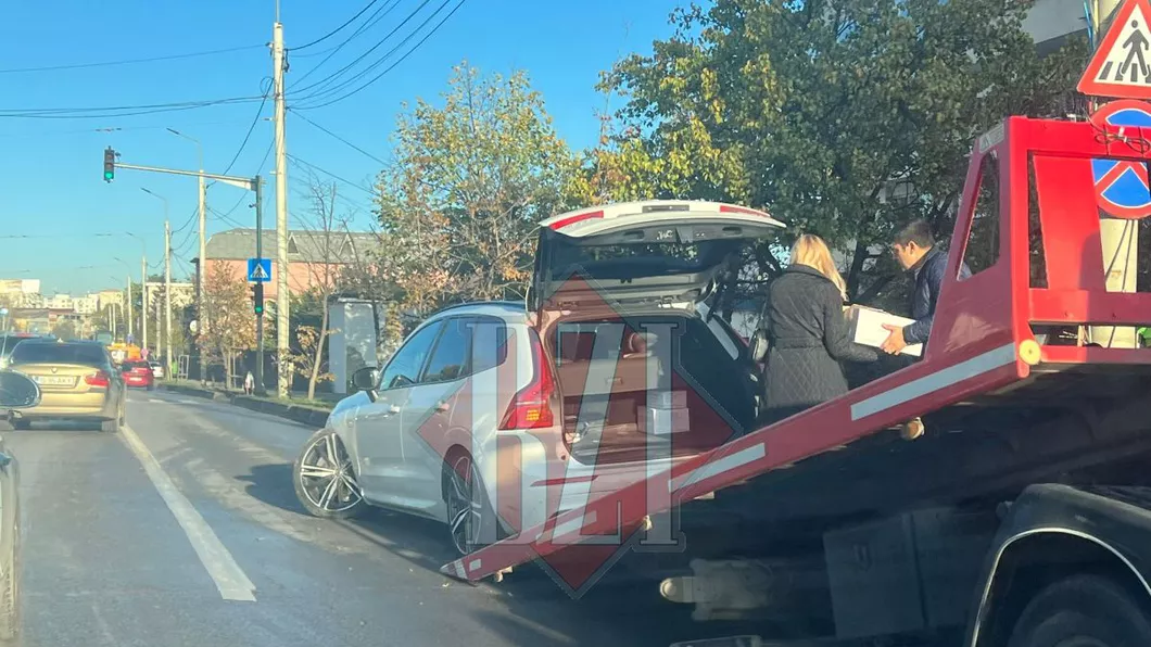Incident pe bulevardul Nicolae Iorga. Un SUV a rămas fără o roată - EXCLUSIV GALERIE FOTO