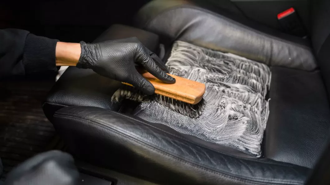 Curățare tapițerie auto. Cum poate fi readusă la viață tapițeria din piele
