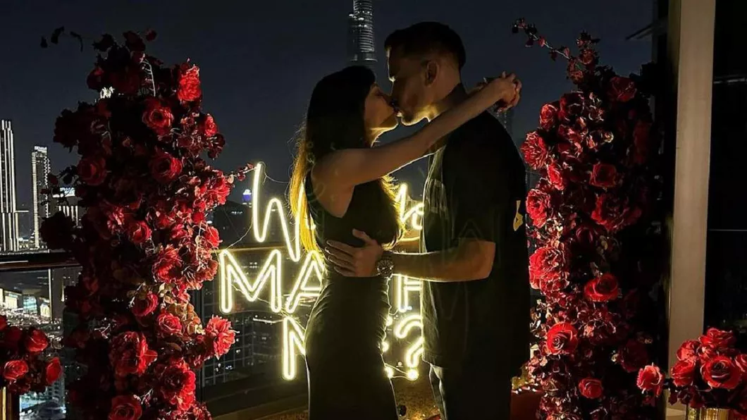 Fotbalistul român care și-a cerut iubită în căsătorie în vacanța din Dubai. Sunt împreună de trei ani. Primele imagini după ce s-au logoditFOTO
