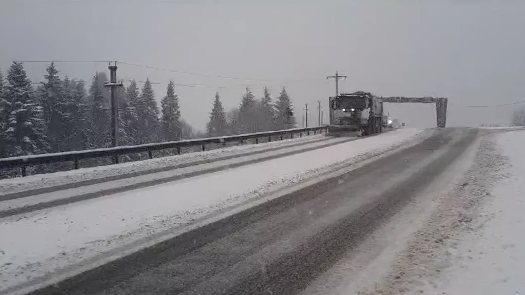 Ninge abundent la limita județelor Suceava și Bistrița Năsăud. Utilajele DRDP Iași intervin cu lama și material antiderapant - VIDEO