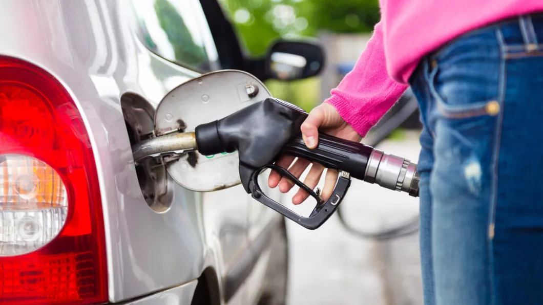 Se scumpesc carburanții. Câți bani vor scoate românii din buzunare de la 1 ianuarie 2024 pentru un plin de benzină sau motorină