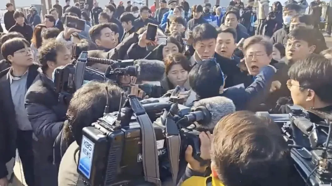 Liderul opoziției din Coreea de Sud înjunghiat în gât. Momentul atacului - FOTO VIDEO