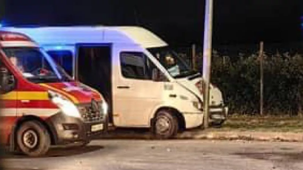 Accident rutier grav în județul Bihor. Două microbuze și un autoturism au intrat în coliziune