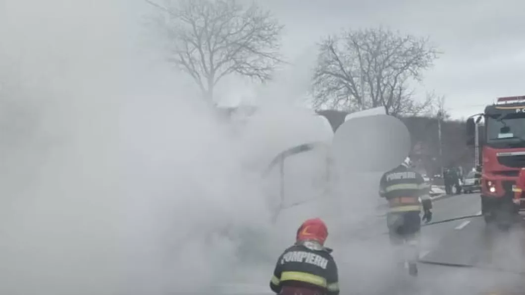 Un microbuz plin cu călători a luat foc în timp ce se afla în mers în județul Neamț 