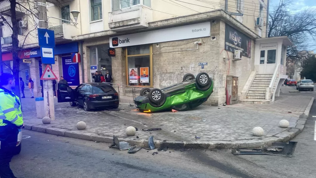 Accident grav în Galați. Două autoturisme au ajuns pe trotuar