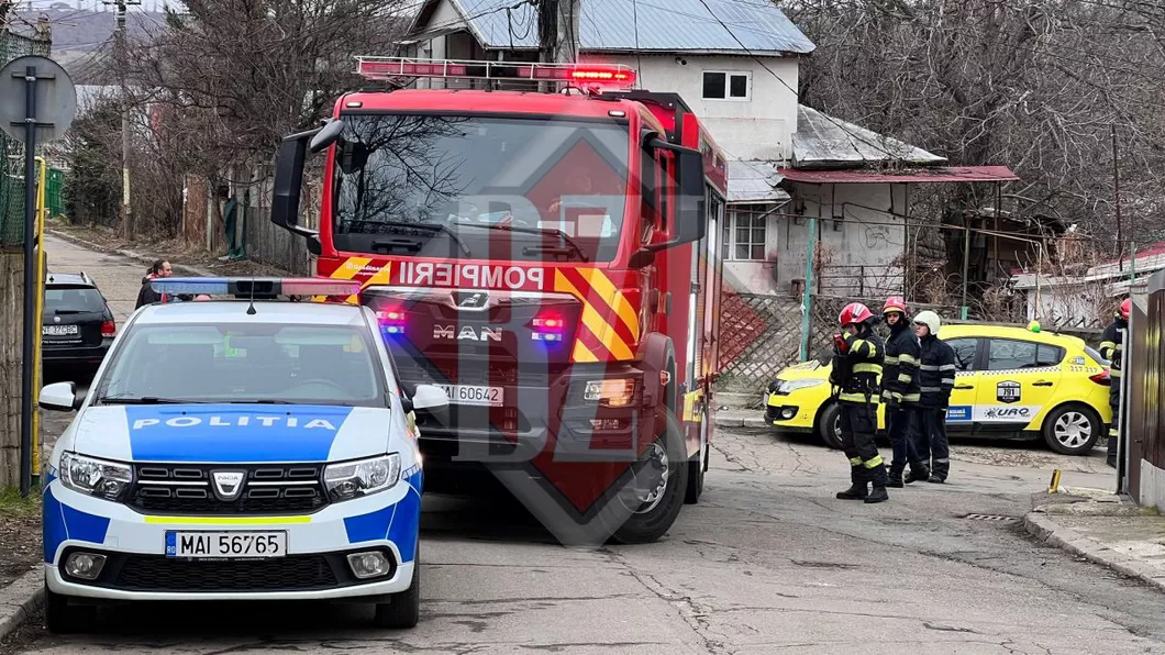 Accident rutier la Iași. Un autoturism a avariat o țeavă de gaz metan - FOTO