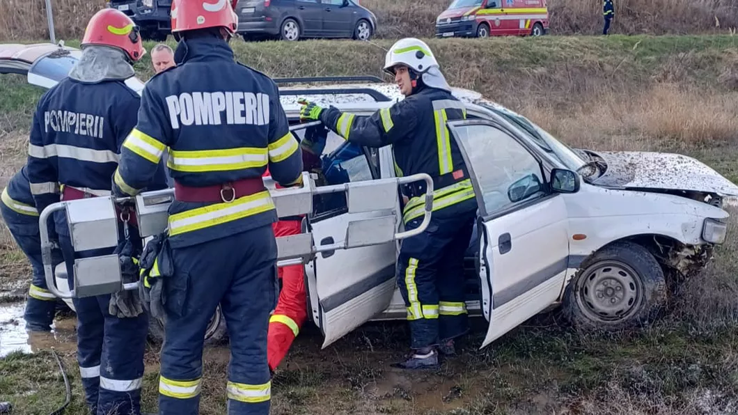 Accident rutier în Comarna Un autoturism a ieșit în decor pe câmp