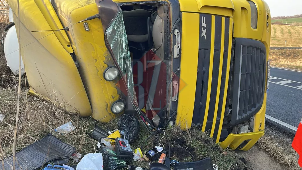 Accident rutier în județul Iași. Un TIR s-a răsturnat la Vânători - GALERIE FOTO VIDEO UPDATE