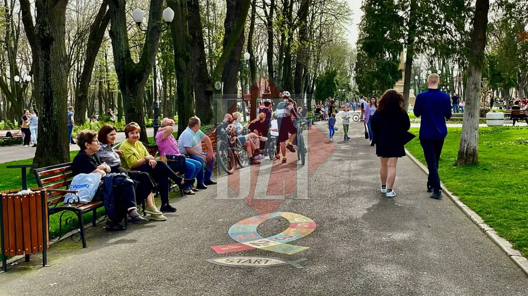 Vremea frumoasă i-a scos pe ieșeni din casă. Mii de persoane au ieșit la plimbare în Parcul Copou - FOTO VIDEO