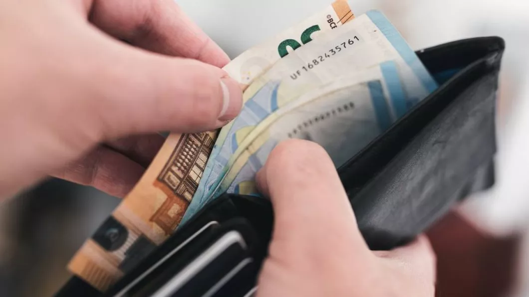 O femeie din Piatra-Neamț a găsit un plic cu 17.000 de euro în parcarea unei clini medicale