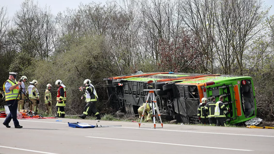 Un autocar cu 53 de oameni s-a răsturnat pe o autostradă din Germania. Cel puţin cinci persoane au murit - FOTO VIDEO
