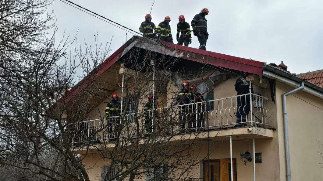 Incendiu la o casă din comuna Bârnova. Intervin echipajele de la ISU Iași -FOTO UPDATE