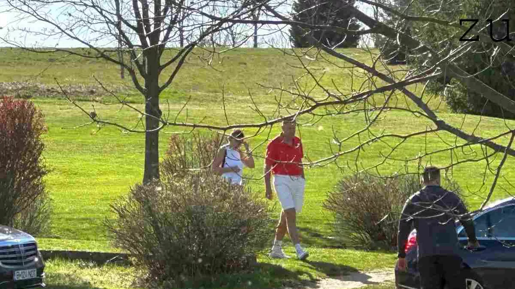 Klaus Iohannis în pantaloni scurți pe terenul de golf. Președintele a fost fotografiat în Alba