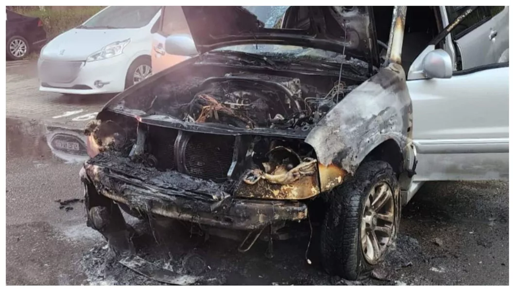 O mașină a luat foc într-o paracre din Cluj. Pompierii s-au deplasat la fața locului