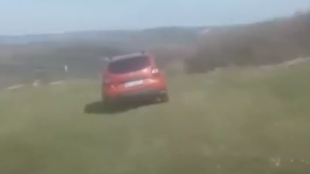 Primar prins în fapt cu amanta pe câmp în mașina primăriei - VIDEO