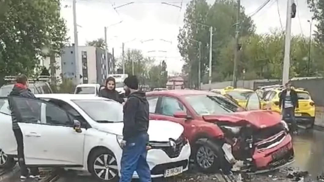 Accident rutier în municipiul Iași Două autoturisme s-au ciocnit pe Aurel Vlaicu - UPDATE