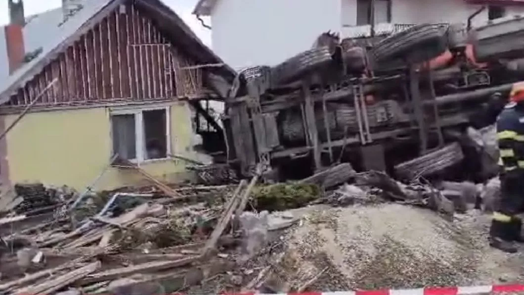 Accident grav în Suceava  O basculantă s-a răsturnat și a distrus o casă - FOTO