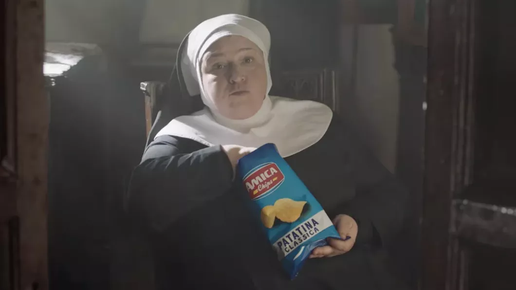 Hristos a fost redus la un chips de cartofi. Un spot publicitar cu călugărițe care primesc la împărtășanie chipsuri stârnește indignare