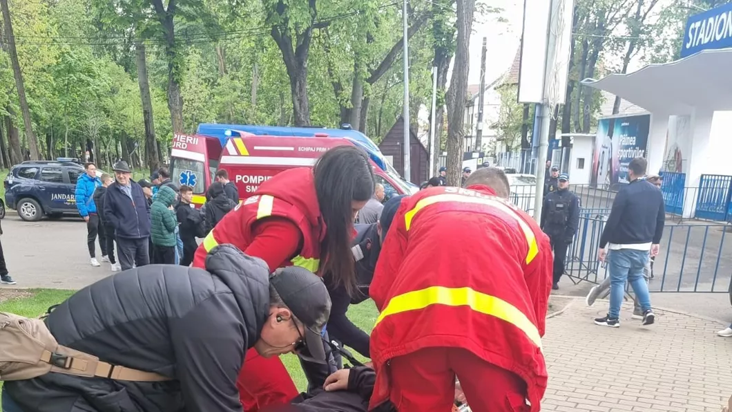 Jandarmii din Gruparea Mobilă Bacău au acordat sprijin unui bărbat care și-a pierdut cunoștința în zona accesului pe stadionul din Iași - FOTO VIDEO