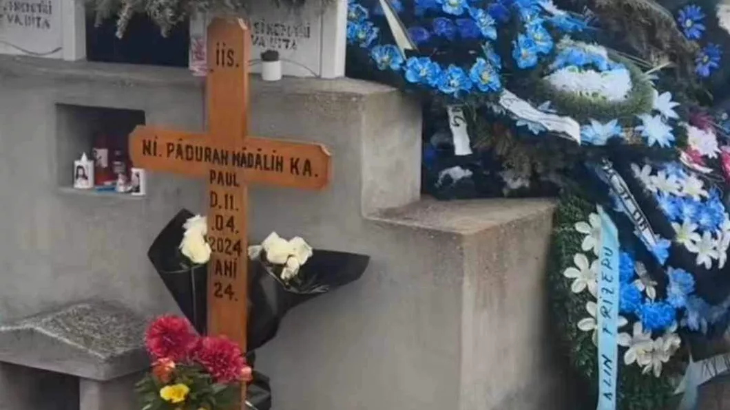 Imagini dureroase de la mormântul lui Mădălin băiatul mort în Olt. Prietenii lui au dus zeci de coroane și lumânări - FOTO
