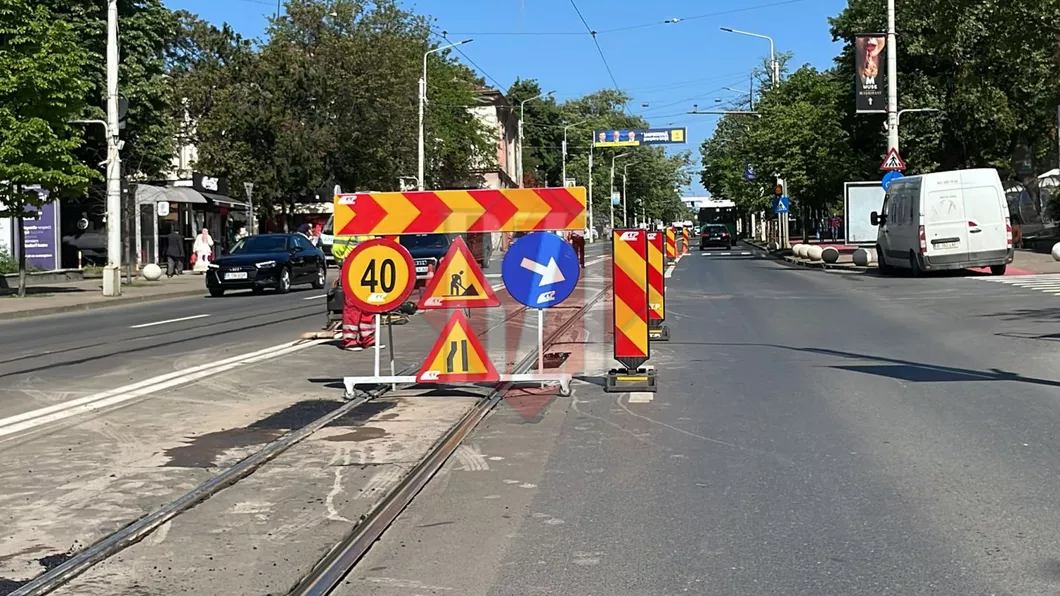 Circulația tramvaielor spre Copou este oprită. Echipele de la CTP repară asfaltul de lângă linii - FOTO