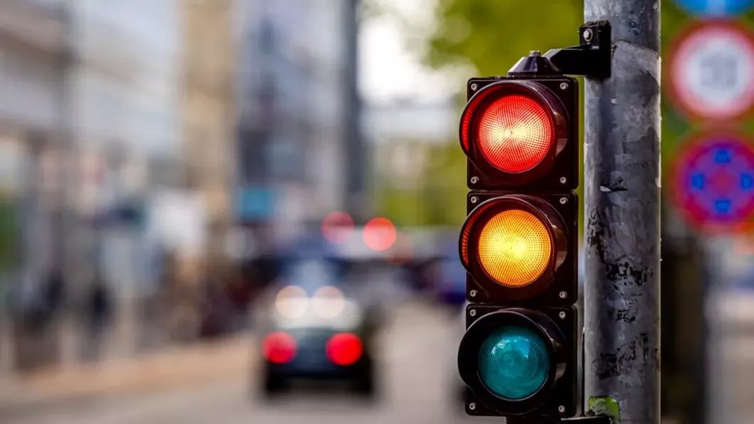În ce situații pot trece șoferii pe roșu la semafor. Schimbări drastice în Codul Rutier
