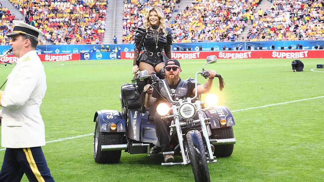 Loredana Groza show de excepție pe Arena Națională la mecul de retragere al Generației de Aur Artista apariție fabuloasă pe motocicletă - FOTO VIDEO