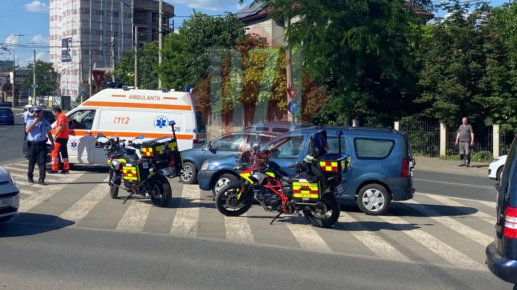 Accident rutier în municipiul Iași. Două autoturisme s-au ciocnit în Podul de Piatră - EXCLUSIV FOTO