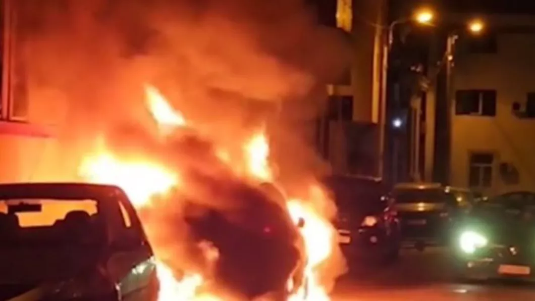 Două autoturisme s-au făcut scrum în București. Mașinile au luat foc în timp ce erau parcate