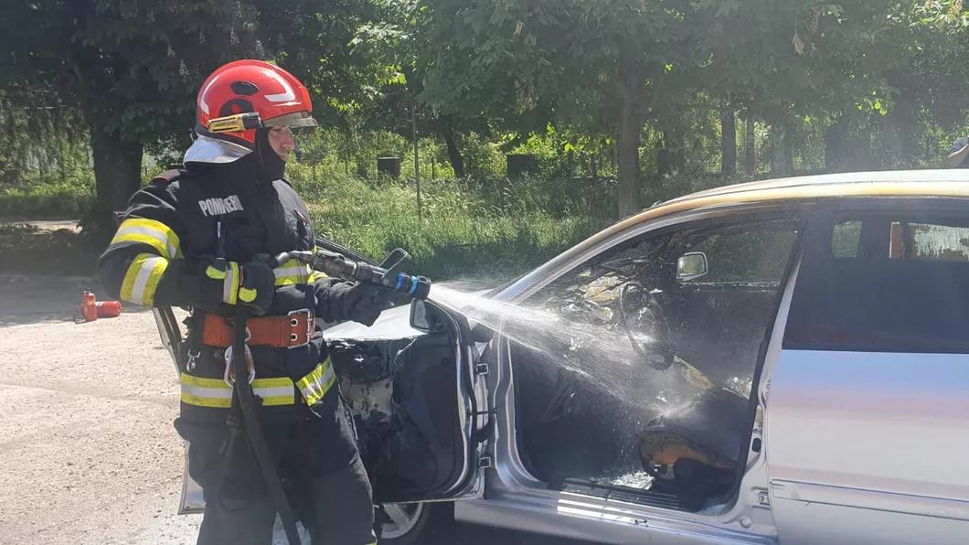 Incendiu în Suceava. Flăcările au cuprins un autoturism în care se afla un bărbat - FOTO