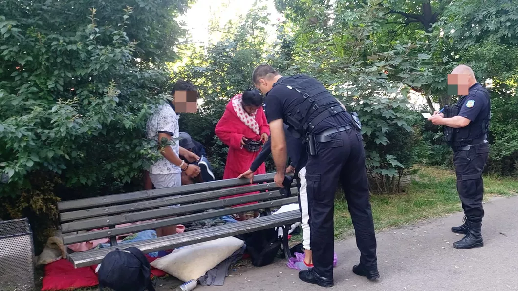 Razie în cartierul Cantemir din Iași Localnicii erau terorizați de un grup de persoane fără adăpost care au pus stăpânire pe spațiul verde - FOTO