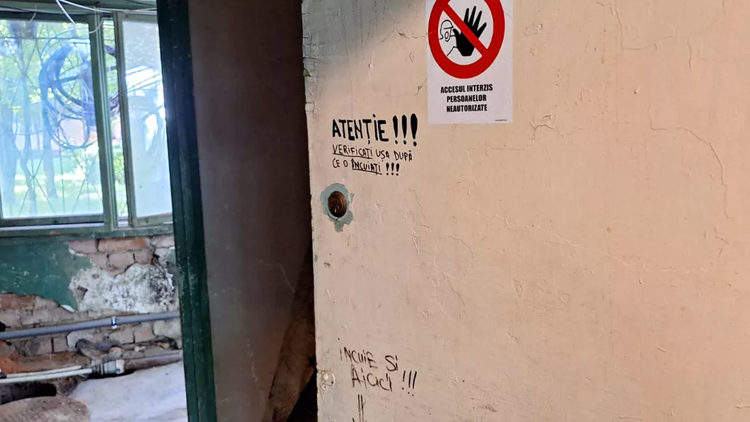 Panică într-un bloc din Iași. Locatarii sunt terorizați de câteva săptămâni. Nimeni nu are curaj să deschidă ușa de la parter - FOTOVIDEO
