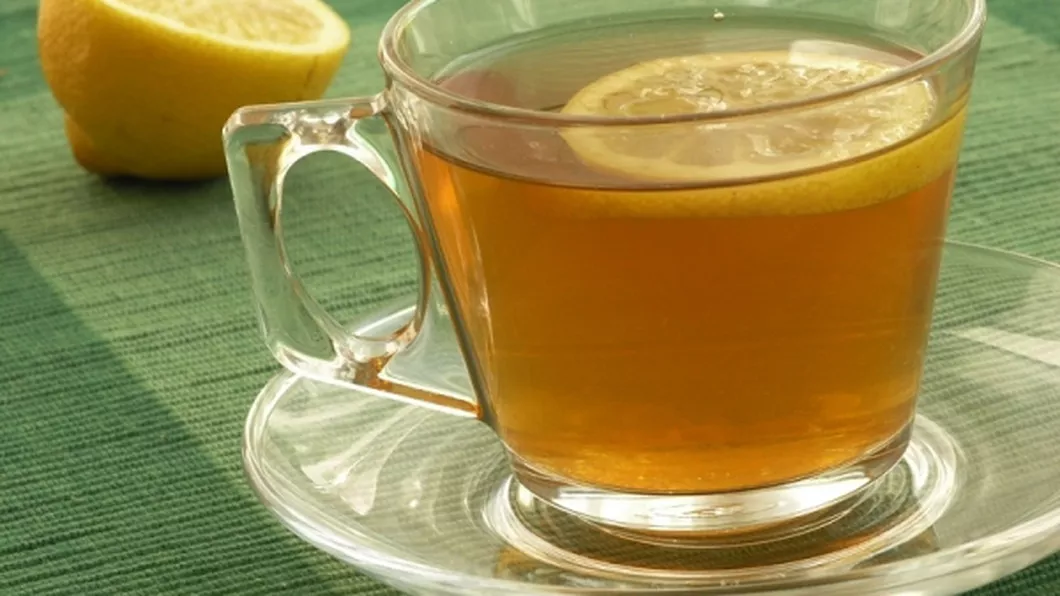 3 modalitati de a prepara ceaiul de lamaie. Vezi si care sunt beneficiile acestei bauturi