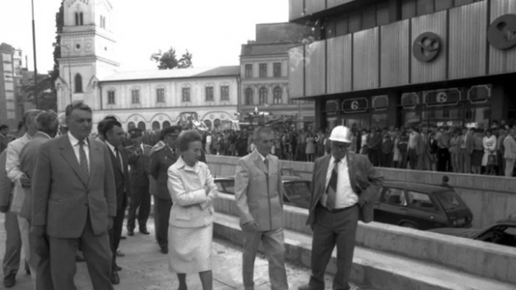 6 iunie 87. Ziarele vremii anuntau Pasajul Unirii construit in 34 de zile. Ministrul s-a mutat pe santier intr-un container pentru a supraveghea lucrarile
