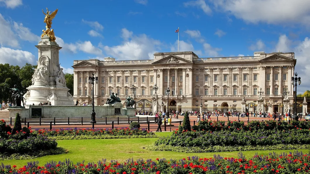 Concedieri la Palatul Buckingham din cauza pandemiei de COVID-19