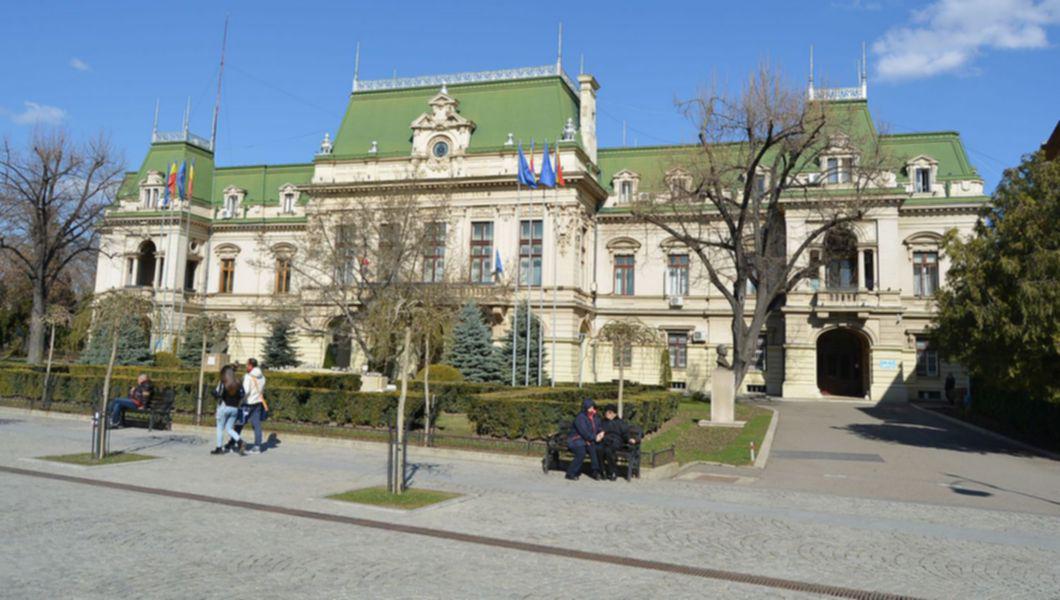 Trei angajati din Primaria Iasi se bat pentru promovarea in grad • Buna