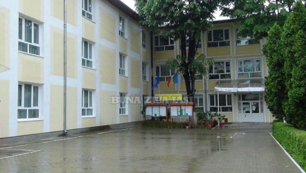 Scandal Teribil La O Cunoscuta Scoala Din Iasi Din Cauza Unei Invatatoare Zeci De Parinti Sunt Revoltati Foto Video Buna Ziua Iasi Bzi Ro
